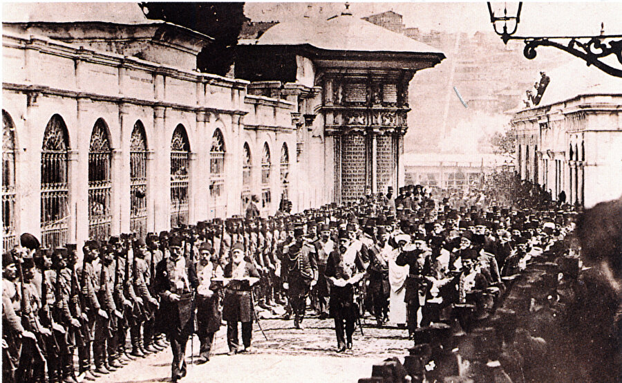 Sultanların şehrinde gözbebeği semte, sırf O’nu sevdi, sırf O’nu evinde ağırladı, sırf O’nu gördü diye Eyüp ‘Sultan’ diyen ve Padişahları her cüluslarında o kapıya götüren şey de budur.