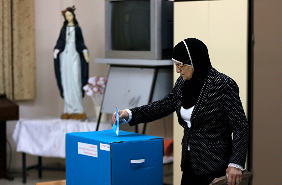  Seçimlerde oy kullanan İsrail vatandaşı bir Filistinli.