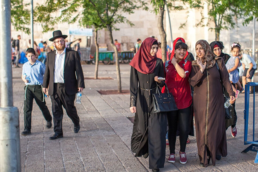 Kudüs'te Yahudiler ve Araplar aynı karede.
