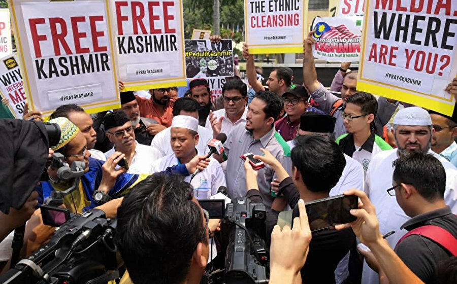 Malezya'da bir grup sivil toplum kuruluşu (STK) Hindistan'ın Cammu Keşmir'in özel statüsünü kaldırmasına yönelik protesto düzenledi. 