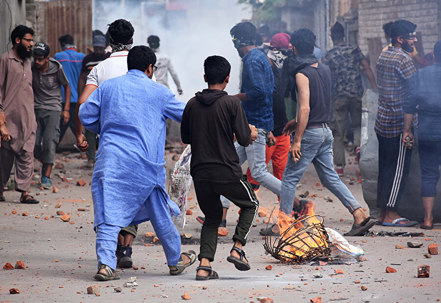 Hindistan'ın kontrolü altında bulunan Cammu Keşmir'e özel statü sağlayan 370. maddeyi kaldırmak için verdiği kanun teklifi, Hindistan'ın Cammu Keşmir bölgesindeki Srinagar kentinde protesto edilmişti.