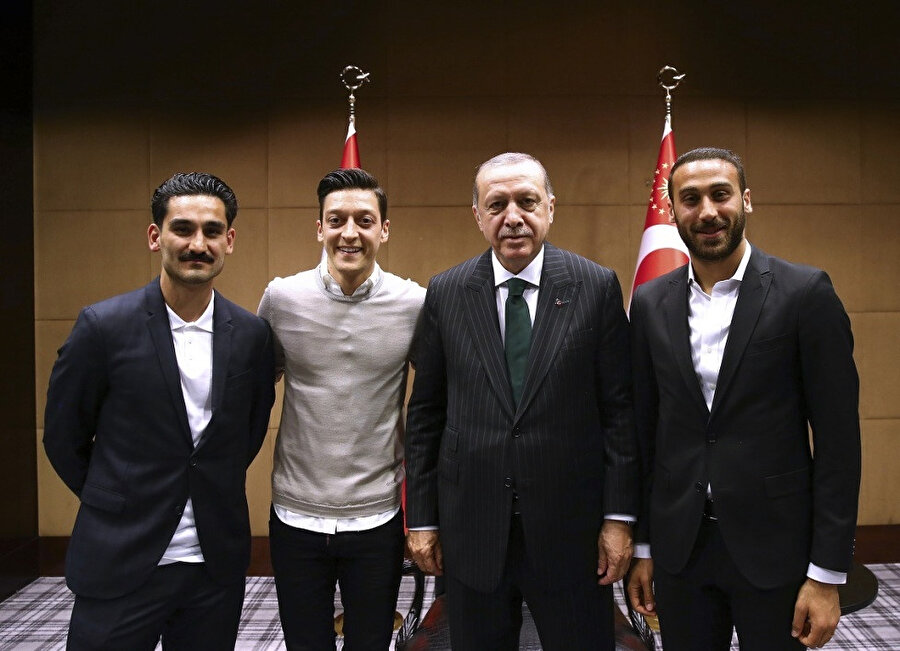 İngiltere Premier Lig'de oynayan Türk futbolcular Cenk Tosun, Mesut Özil ve İlkay Gündoğan'ın Cumhurbaşkanı Recep Tayyip Erdoğan ile çektirdikleri ve eleştirilere hedef olan o fotoğraf.
