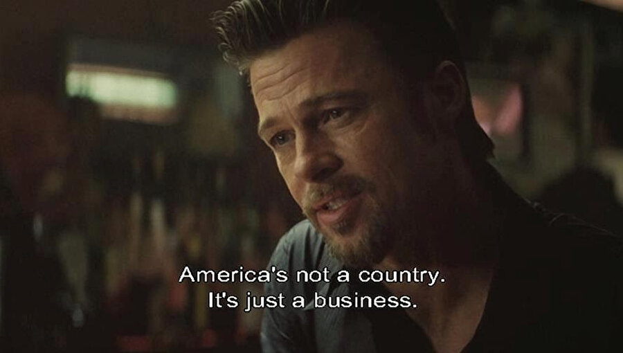 Killing Them Softly filmindeki bahsi geçen sahne: "Amerika bir ülke değildir, bir ticarethanedir."
