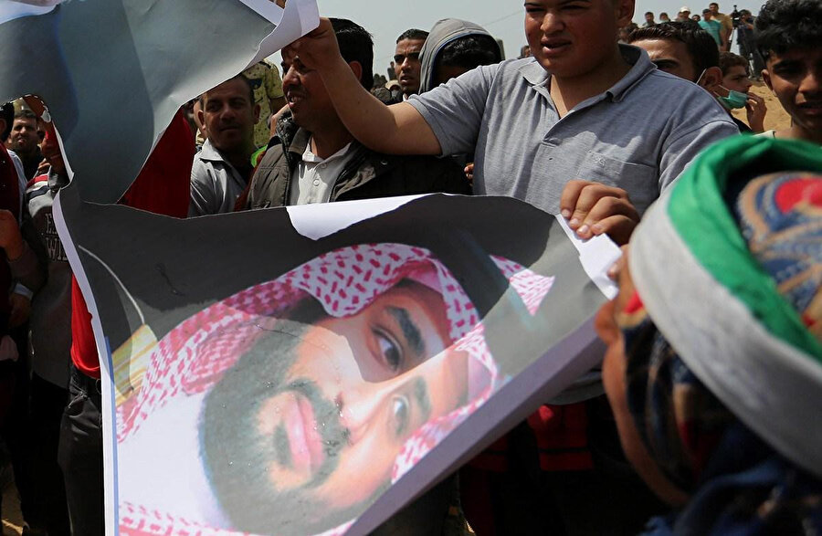 Suudi Arabistan Veliaht Prensi Muhammed bin Selman'ın portresini yırtan Filistinliler.