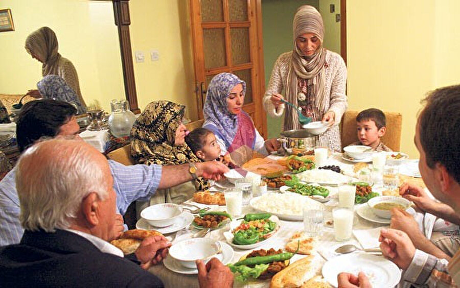 Evine gelen misafir kim olursa olsun elinde bulunan şeylerle sofranı donat.