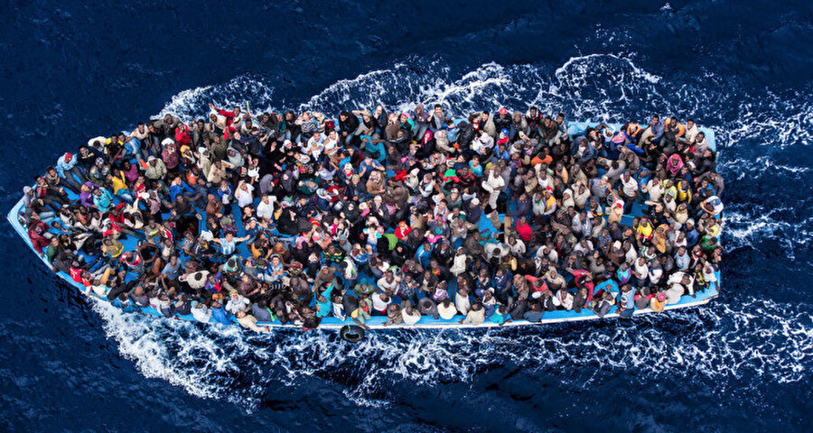 Birleşmiş Milletler Mülteci Ajansı tarafından paylaşılan ikonik bir görüntü; "Mülteciler Akdeniz'den kaçıyor, 2015."
