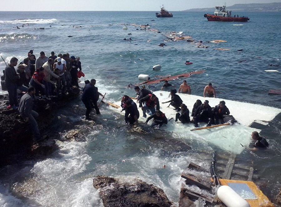 Yunanistan kıyılarına ulaşmayı başaran yasa dışı göçmenler.