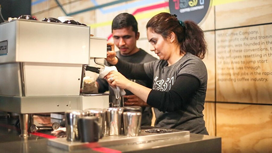 Belli bir eğitimin ardından mültecilere iş imkanı sağlayan bir kahve zinciri.