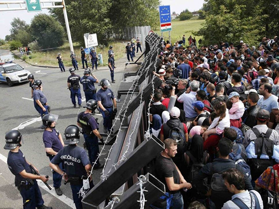 Macaristan sınırında toplanan mülteciler, Macar polisinin barikatlarıyla karşı karşıya.