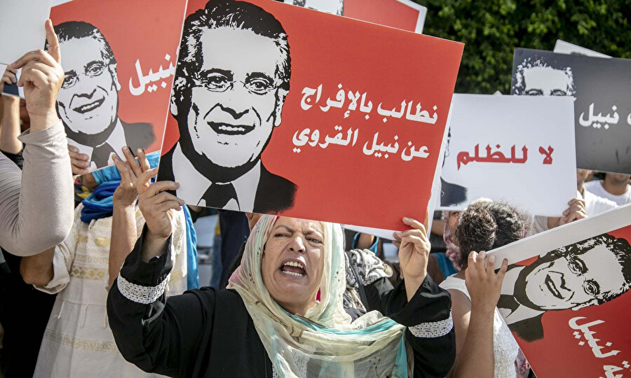 Tunus'un Kalbi Partisi Lideri ve tutuklu medya patronu Nebil el-Karvi'ye destek olmak için protesto gösterisi düzenleyen Karvi taraftarları.