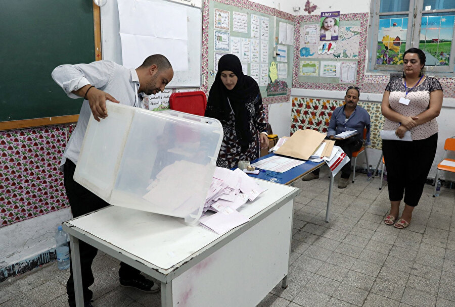 Tunus'ta dün gerçekleşen seçimin ardından sayım yapan görevliler.