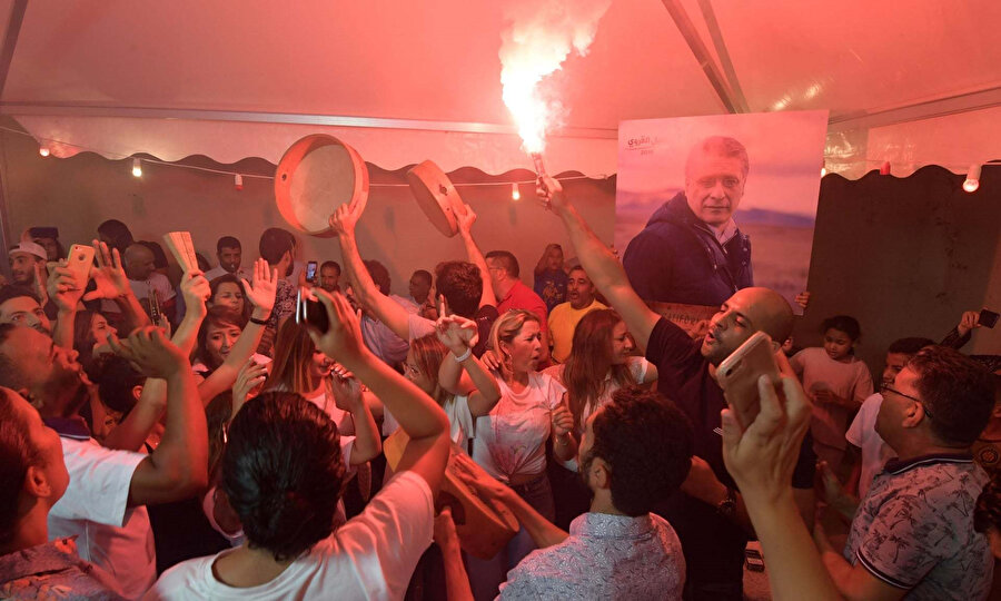 Anket sonuçlarına göre, ikinci tura kalan tutuklu medya patronu Karvi'nin taraftarları kutlamalara başladı.