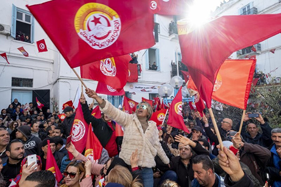 Tunus'ta bu yılın başında ücretlerinin artmasını isteyen kamu görevlilerinin protesto gösterileri.