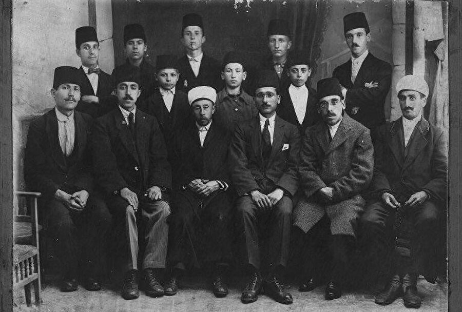 Osman Kocaoğlu (Önde oturanlardan soldan üçünçü kişi)