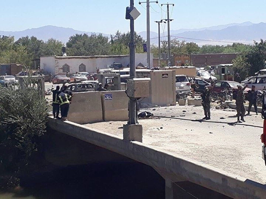 Saldırı sonrası bölge güvenlik çemberine alınırken, yaralılar için sağlık ekipleri sevk edildi.