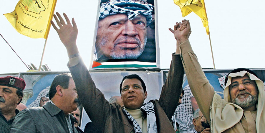 Muhammed Dahlan'ın (ortada) 2006'da Gazze'deki gösteriler sırasında çekilmiş bir fotoğrafı.