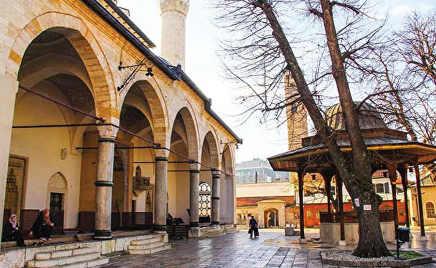 Baş Çarşı’daki Gazi Hüsrev Paşa Camii.