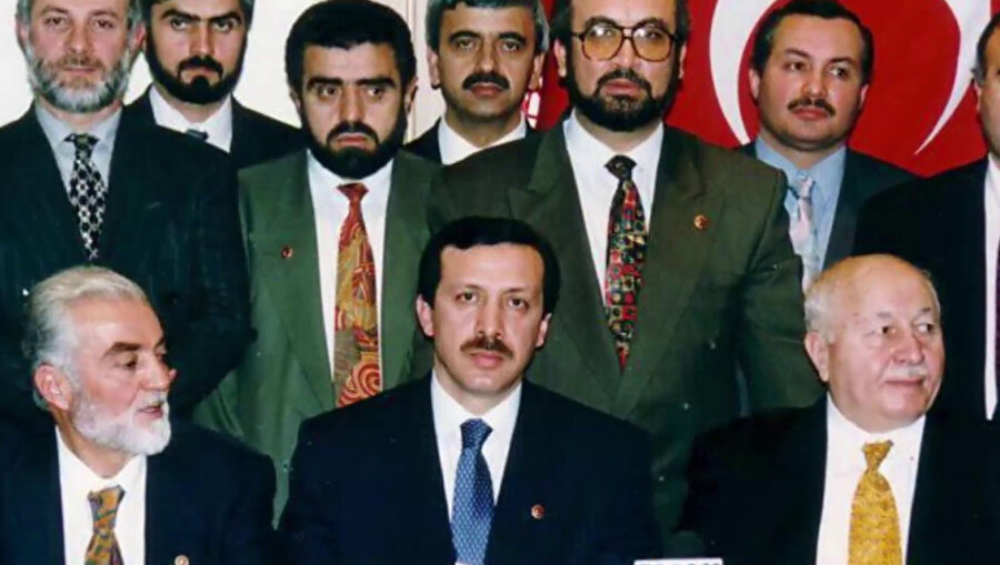 Erbakan dahi bu partinin başında vekaleten bulunuyor gibiydi. Öyle siyaset yaptı.