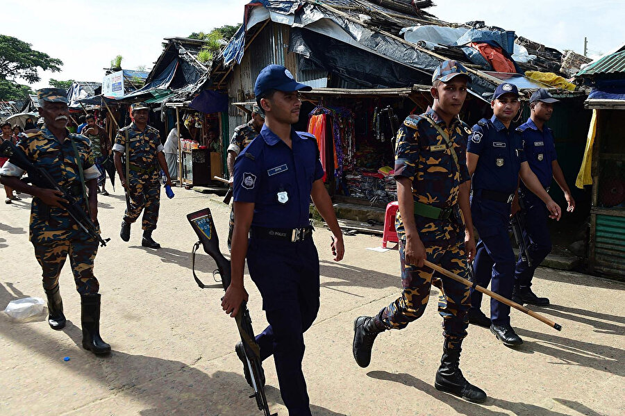 Arakanlıların yaşadığı kamplarda devriye gezen Bangladeş polisi.
