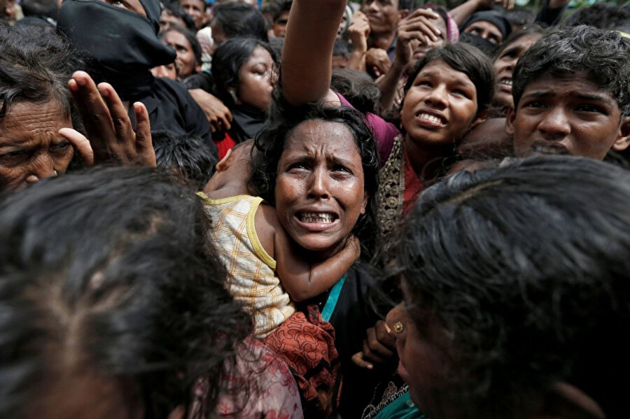 Yoğun mültecil nüfusu barındıran Bangladeş'in Cox's Bazar bölgesinde yardım dağtğımını bekleyen Arakanlılar.