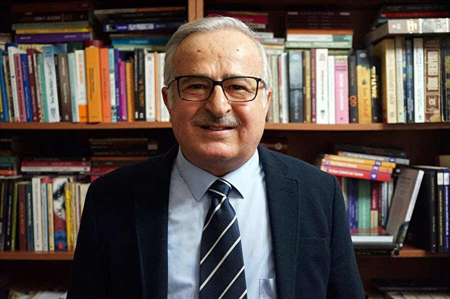 Mustafa Ruhi Şirin: Mizacım toprağa yakın olsa da doğayla ilişkisi olan şehirde yaşamayı tercih ettim.