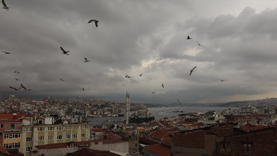 İstanbul'un üstünde yağmur bulutları görüldü.