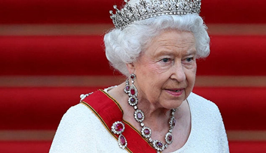 Kimseye aldırış etmeyen, politik arenada pek gözükmeyen, kendi lüksü içinde debelenip duran tipik İngiliz Kraliçesi.
