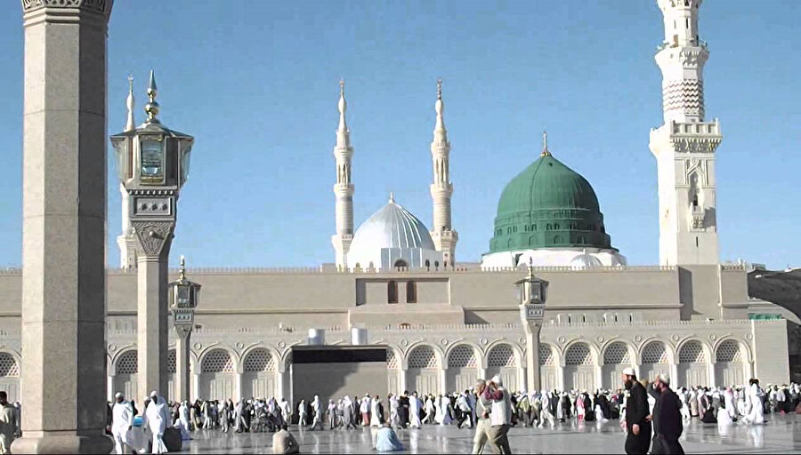 “Sakın terk-i edepten kûy-i mahbûb-i Hüdâ’dır bu/ Nazargâh-ı ilâhîdir makâm-ı Mustafâ’dır bu”