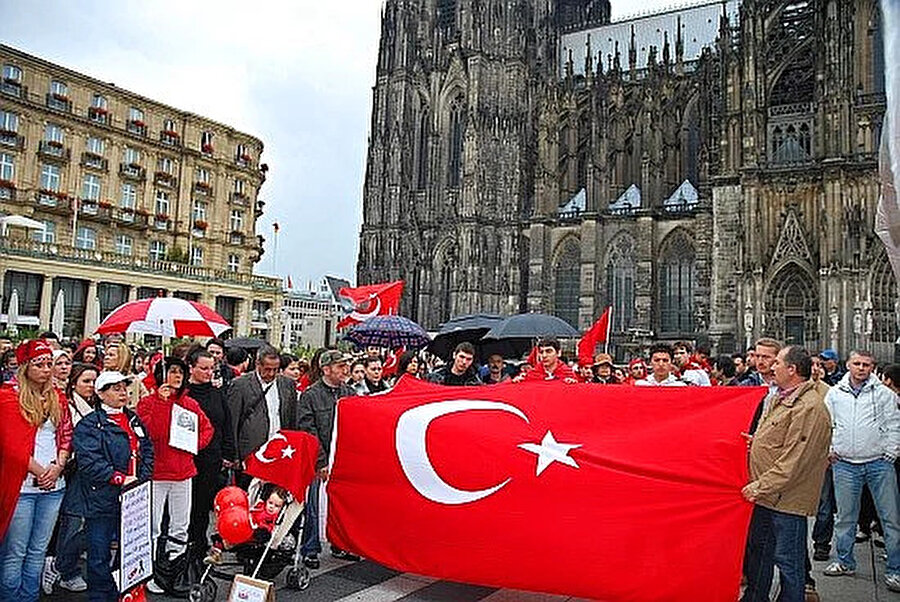 Vatandaşlık bağı ve kültürel bağ, Türk diasporasını Türkiye’ye birleştirmekte, onu ülkenin vazgeçilmez bir parçası hâline getirmektedir.
