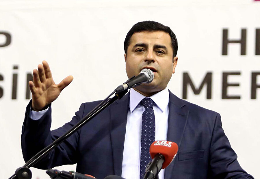 Selahattin Demirtaş, konuşma yaptığı sırada görünüyor.