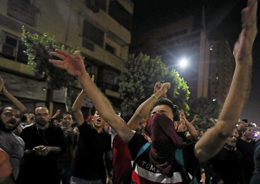 Kahire'nin merkezinde toplanan göstericiler hükumet aleyhine sloganlar attı.