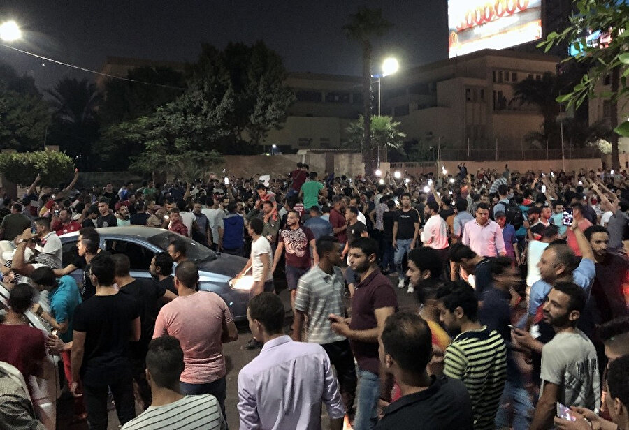 Sisi aleyhine sloganlar atan göstericilere polis müdahale etti.