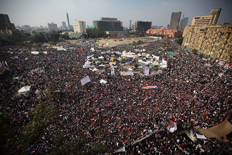 30 yıllık Hüsnü Mübarek rejimini deviren Tahrir meydanındaki gösteriler.