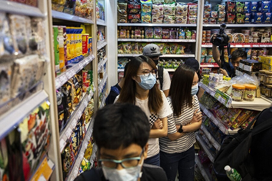 Hong Kong’da göstericiler AVM’yi bastı
