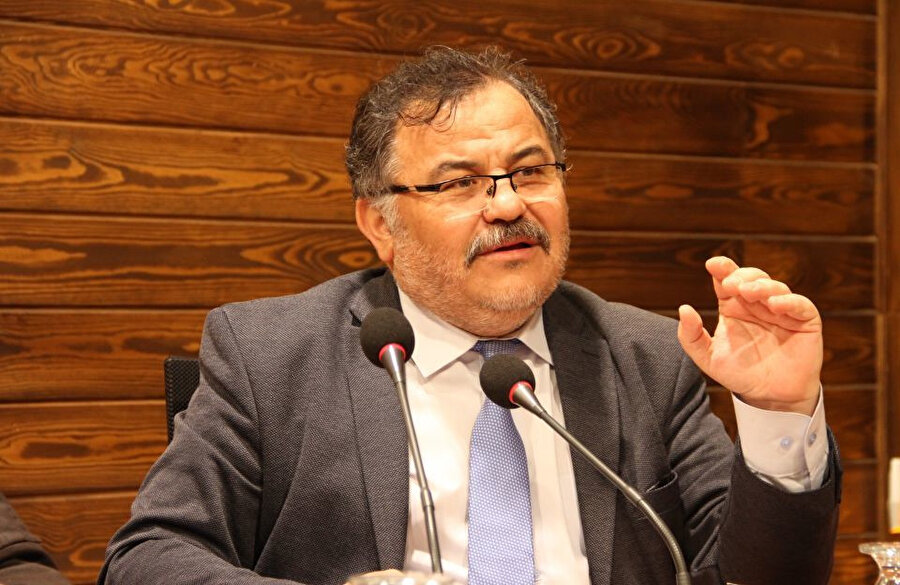 Prof. Dr. Bilal Kemikli ile Ahmed Yesevi’den Cumhuriyete Türkçeyi, bir dilin kuruluş serüvenini, Türkçe’nin taşıyıcılarını ve dilin inşasını konuştuk.