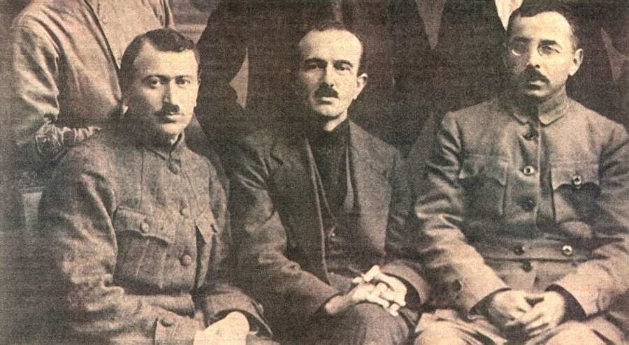 Türkiye Komünist Partisi kurucuları: Mustafa Suphi (sağ) ve genel sekreter Ethem Nejat (orta) ve İsmail Hakkı (sol)
