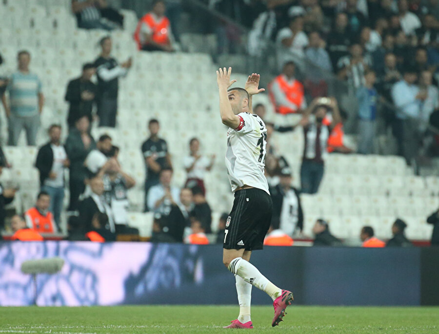 Burak Yılmaz, Başakşehir maçında attığı golün ardından tribünleri ateşliyor.