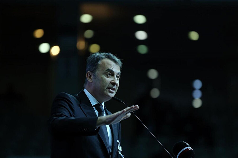 Fikret Orman kürsüde üyelere hitap ediyor.