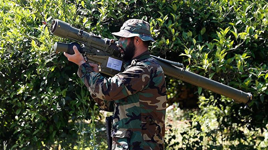 Bir Hizbullah savaşçısı, Güney Lübnan’da İran yapımı uçaksavar füzesi tutarken görülüyor.
