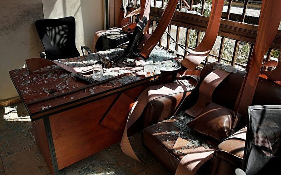  Hizbullah'ın basın ofisine düzenlenen saldırı sonrası binada meydana gelen hasar.