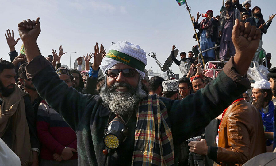 Adalet Bakanı Zahid Hamid’in istifasını kutlayan Tahrik-i Lebbeyk Pakistan taraftarları İslamabad, Pakistan.