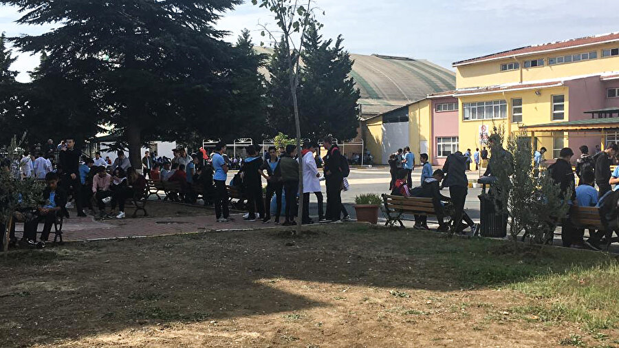 İstanbul;'da hissedilen depremin ardından öğrenciler dışarı çıkarıldı.