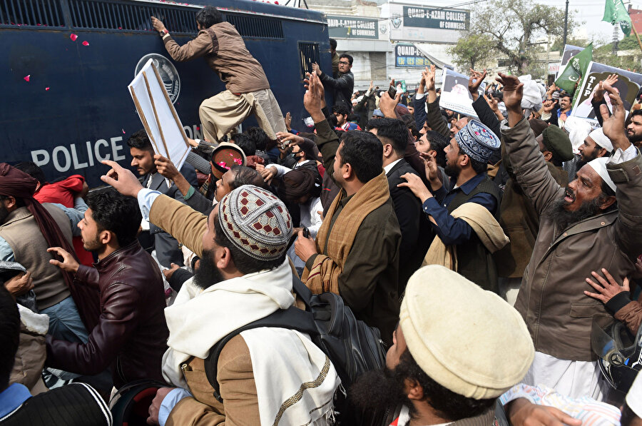 Asya Bibi'nin beratini protesto eden Tahrik-i Lebbeyk Pakistan (TLP) taraftarları.