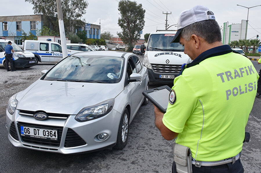 Polis, kural ihlali yapanlara ceza kesti -AA