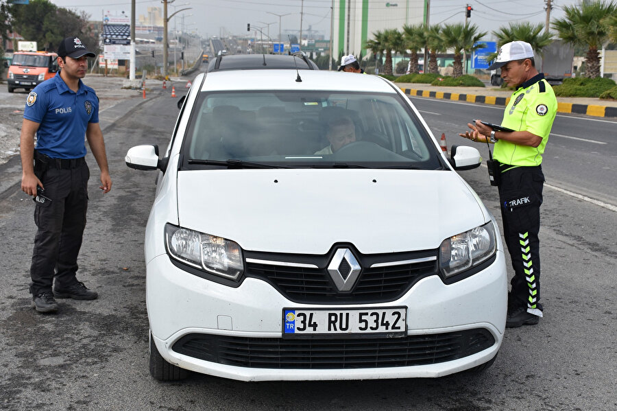 Polis ekipleri, şoförleri uyardı -AA