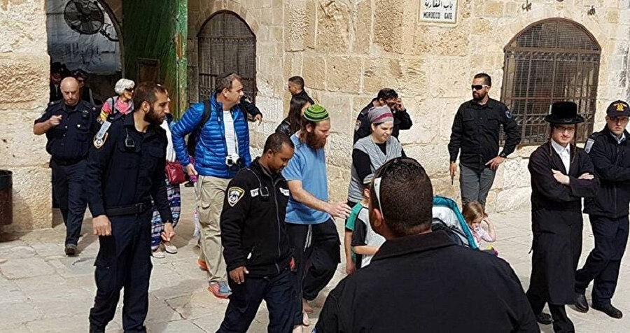 İsrail'in eski Kamu Güvenliği Bakanı ve Likud Partisi Milletvekili Avi Dichter, İsrail polisinin yoğun güvenlik önlemleri altında  Mescid-i Aksa'ya girdi.