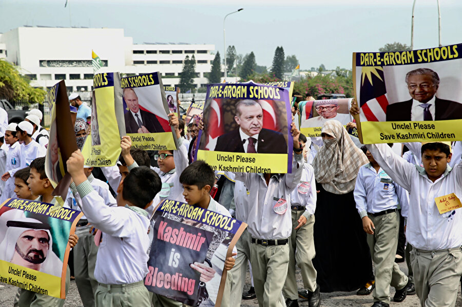 Yürüyüşe katılan binlerce çocuk, dünya liderlerinin fotoğraflarının bulunduğu pankartlarla çözüm çağrısında bulundu.