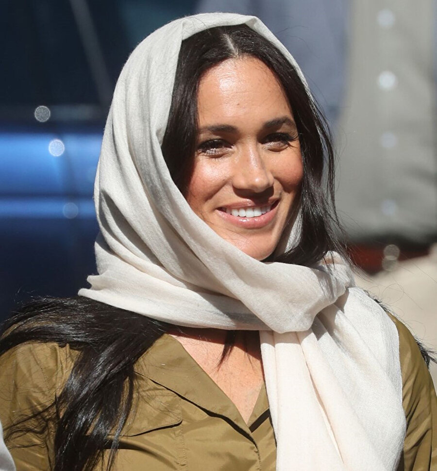 Meghan Markle, cami ziyareti sırasında başörtü taktı.