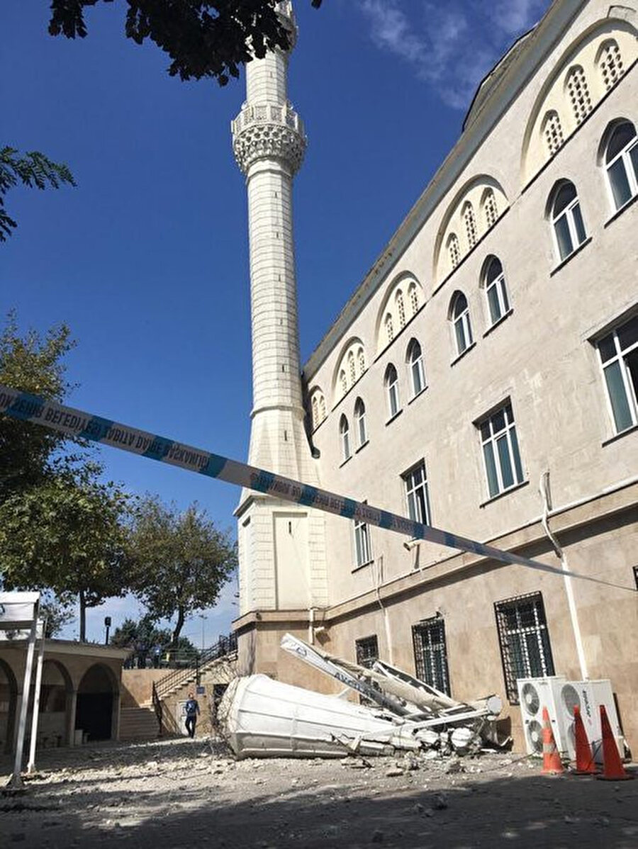 Avcılar'da bir caminin minaresi yıkıldı.
