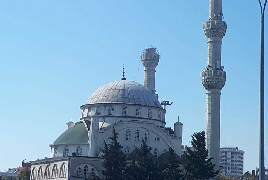 Avcılar'da caminin minaresi yıkıldı.